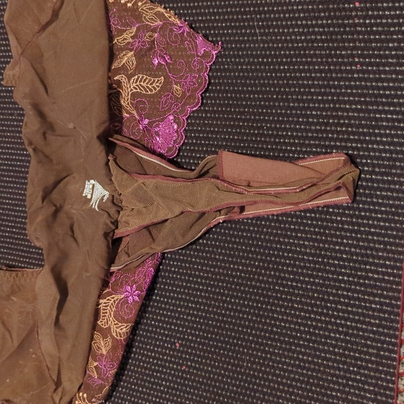 Fancy thong with "skirt" - Picture 2 of 3